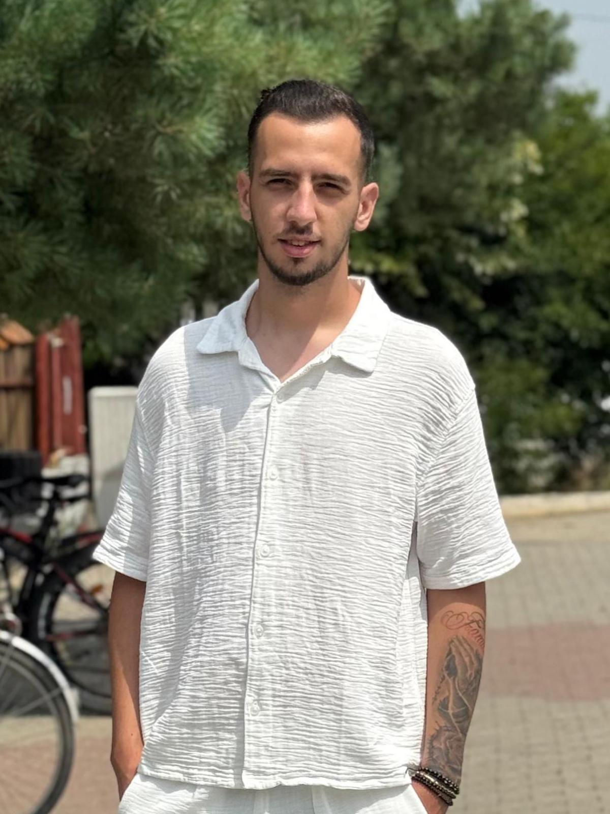 Robert — frizer la Buzz Cut Café